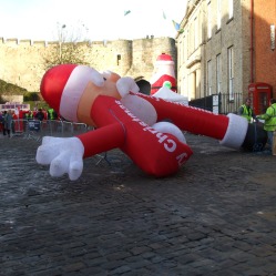 erecting-one-of-the-inflatable-santas-1